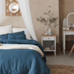 Chambre de location avec lit fait et linge de maison inclus