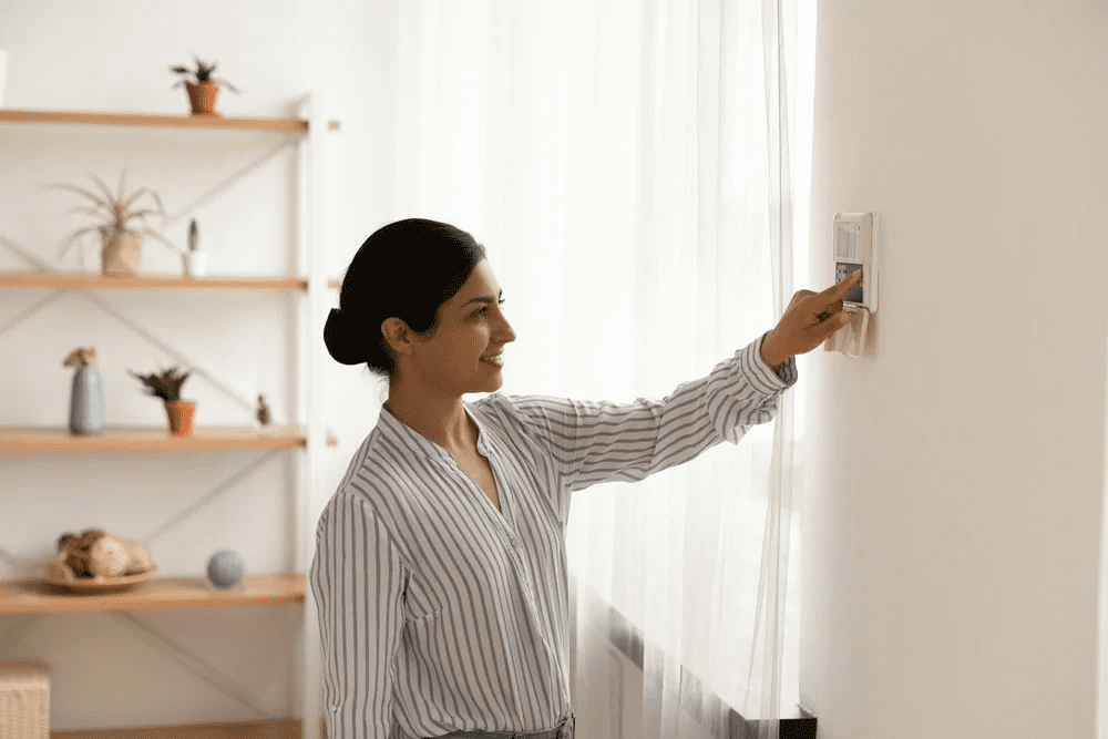 Femme vérifiant la sonnette pour sécuriser  sa location courte durée