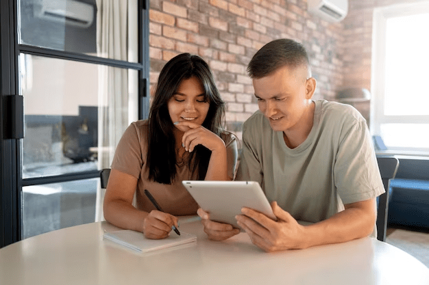 personnes avec tablette consultant nos conseils pour expérience voyageurs location courte durée 