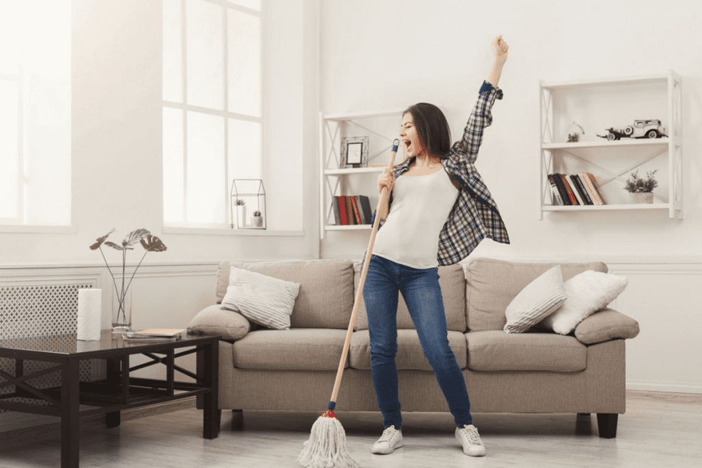 Femme nettoyant le  logement pendant son séjour 