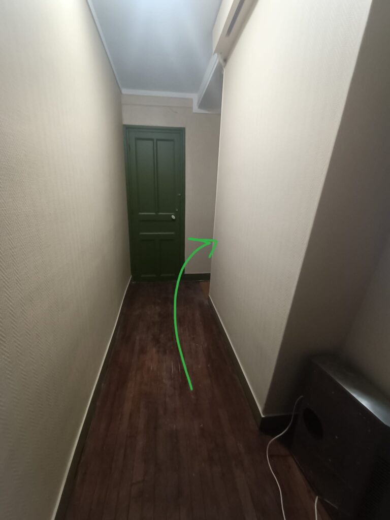 Appartement sur votre droite.